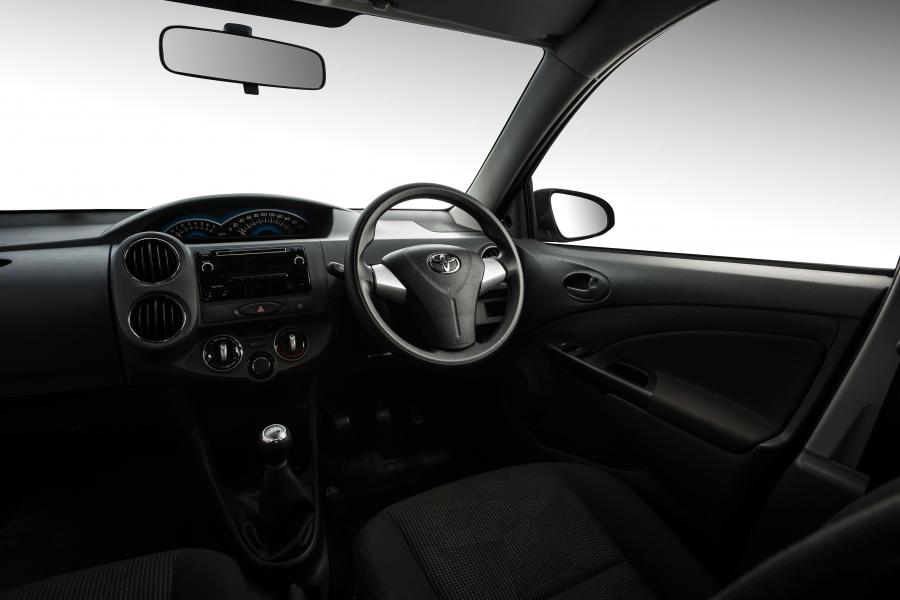  Toyota Etios Hatchback 2015 года  (ZA) (фото 2 из 16)